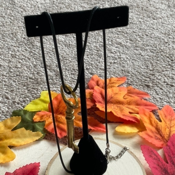 VINTAGE GOLD TONE KEY NECKLACE - Picture 5 of 5